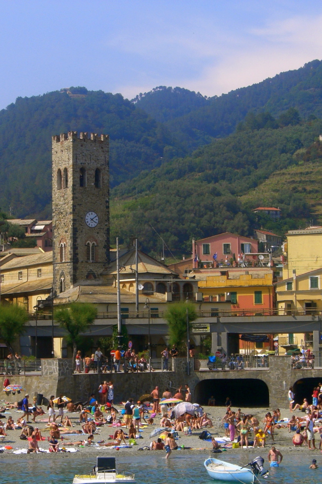 Летний отдых на пляже в Санто Стефано аль Маре, Италия