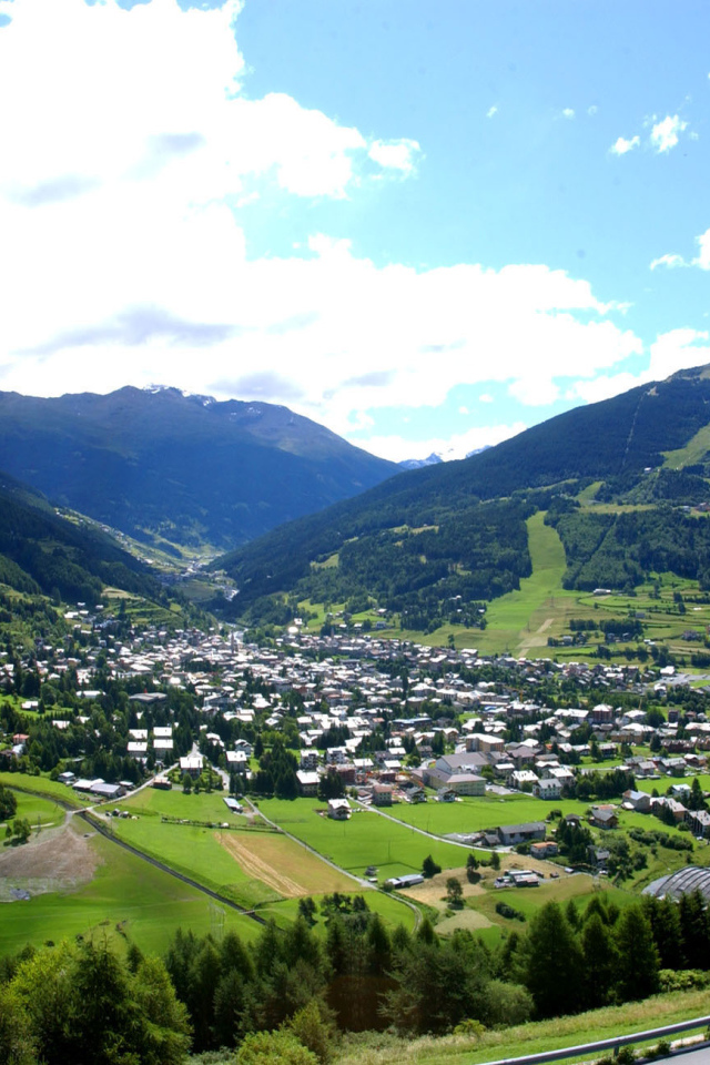 Летний пейзаж на курорте в Бормио, Италия