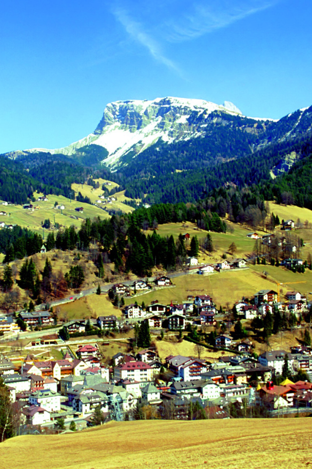 Летний пейзаж на горнолыжном курорте Валь Гардена, Италия