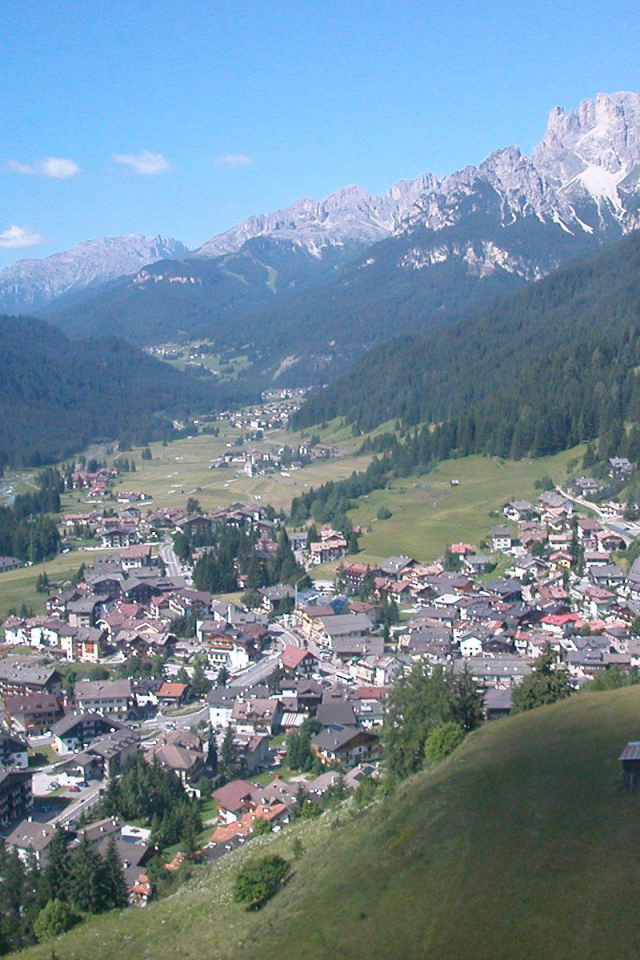 Летний пейзаж на горнолыжном курорте Валь-Ди-Фасса, Италия