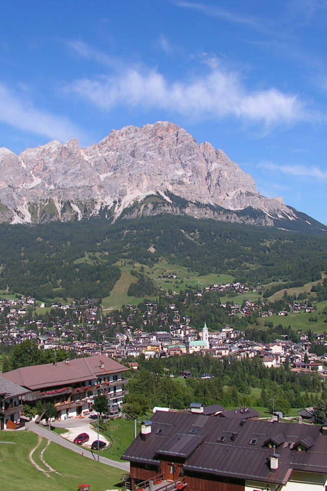 Летний пейзаж на горнолыжном курорте Кортина д'Ампеццо, Италия