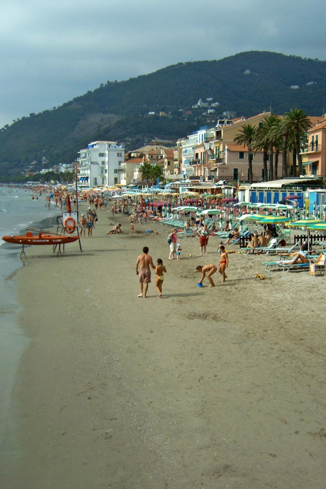 Летний отдых на пляже на курорте Алассио, Италия