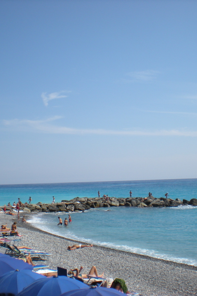 Летний отдых на пляже на курорте Бордигера, Италия