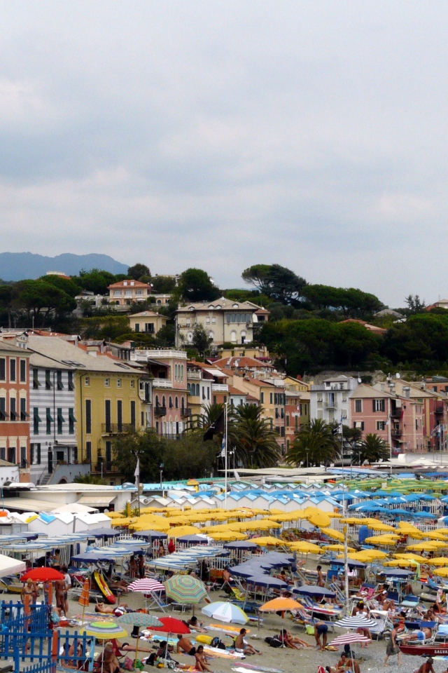 Летний отдых на пляже на курорте Челле Лигуре, Италия