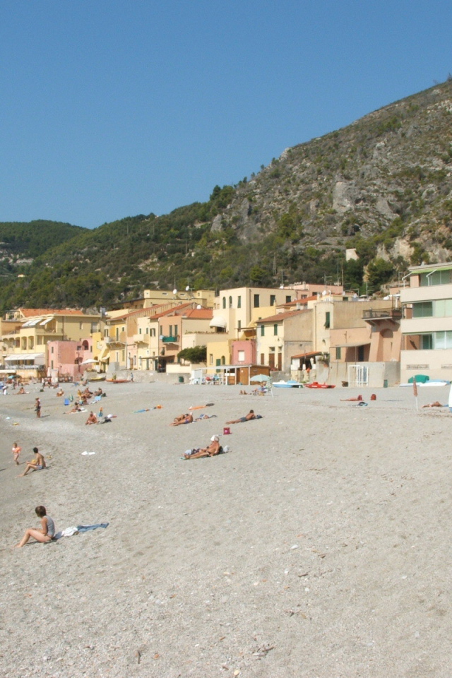 Летний отдых на пляже на курорте Финале Лигуре, Италия