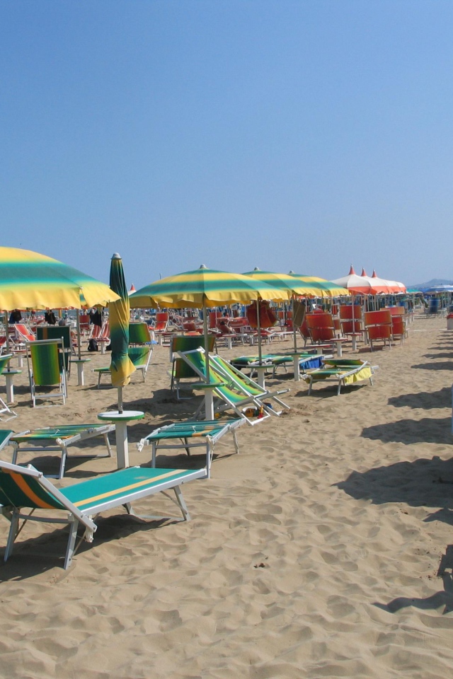 Летний отдых на пляже на курорте Лидо ди Езоло, Италия