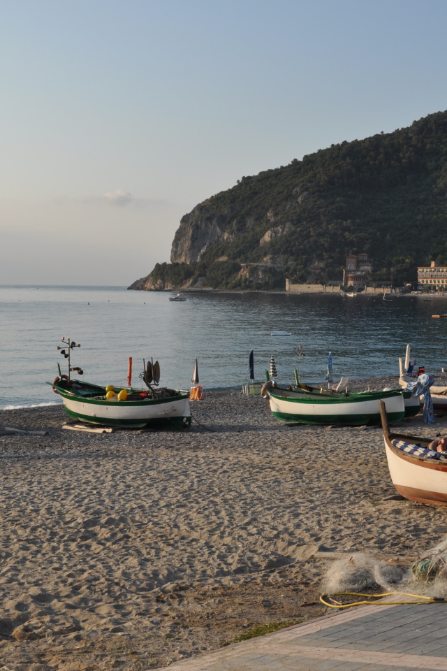 Летний отдых на пляже на курорте Ноли, Италия