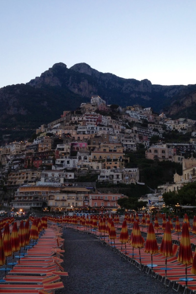 Летний отдых на пляже на курорте Позитано, Италия