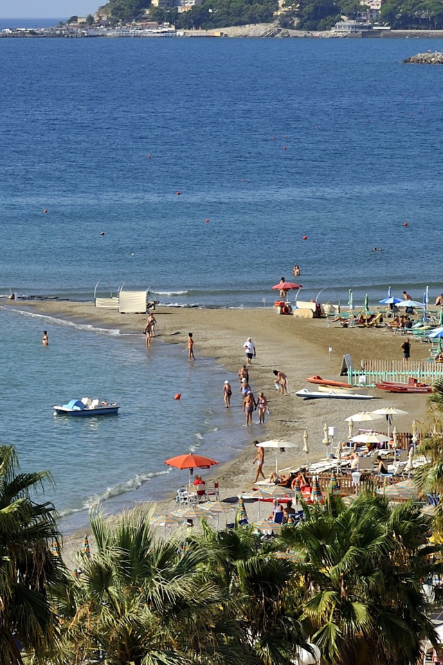 Летний отдых на пляже на курорте Сан Бартоломео Аль Маре, Италия