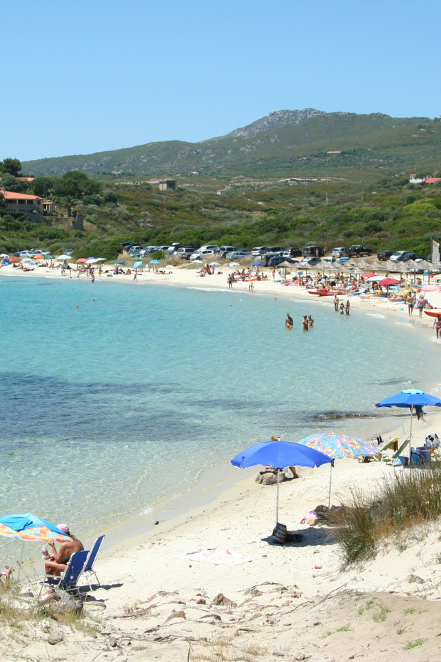 Летний отдых на пляже на курорте Коста Смеральда, Италия