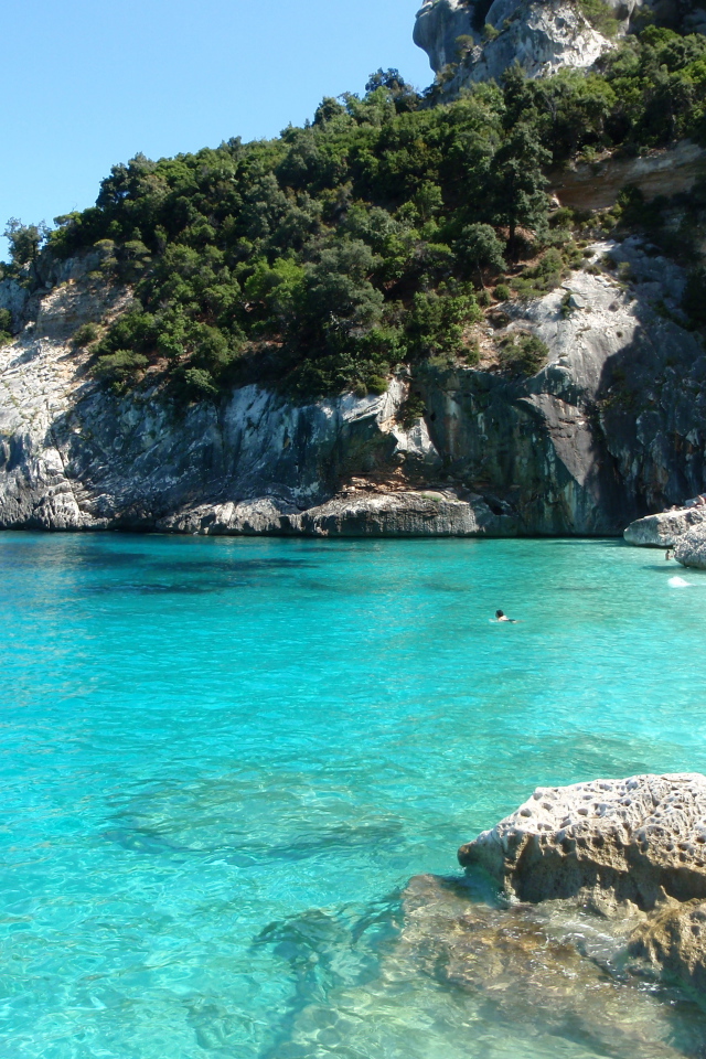 Летний отдых на пляже на острове Сардиния, Италия