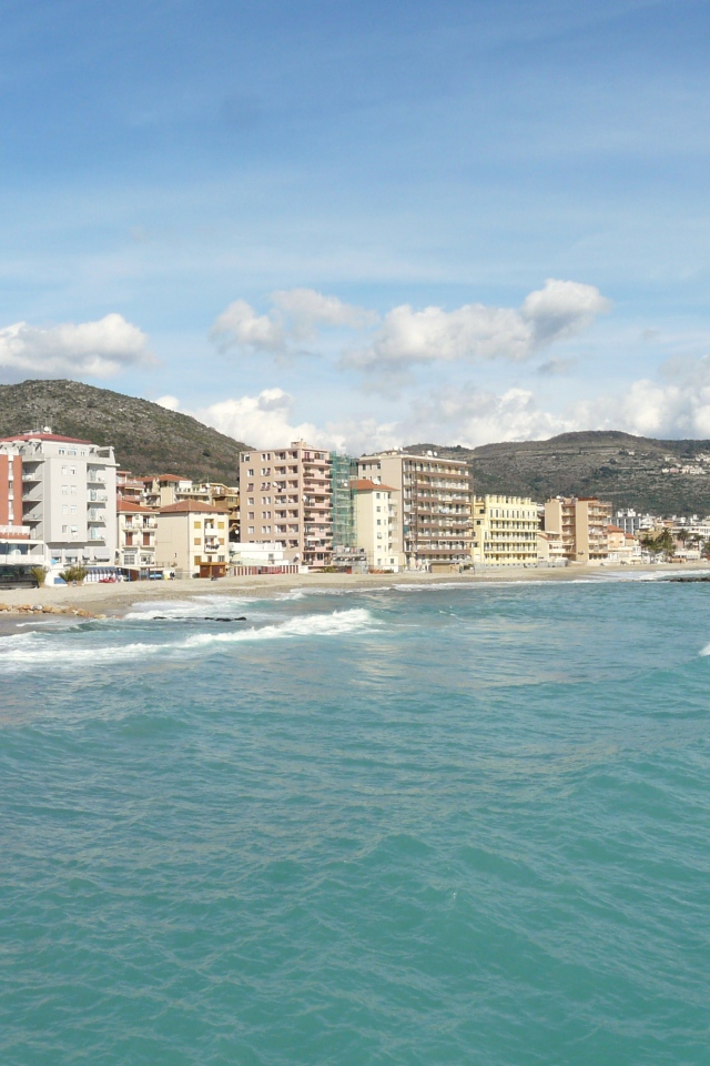 Летний отдых на пляже на курорте в Пьетра Лигуре, Италия