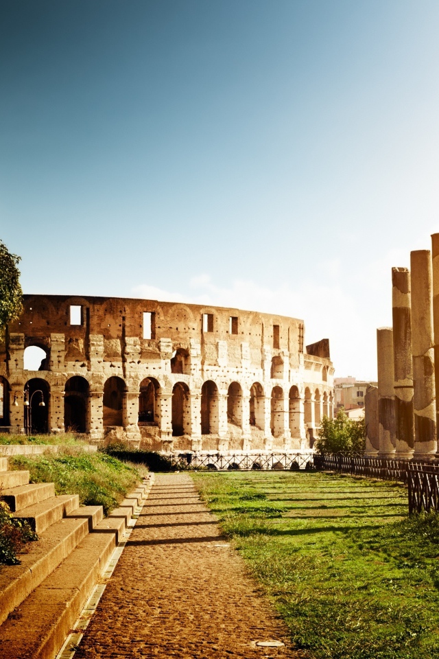 Солнечный свет пробивается сквозь колонны в Риме, Италия
