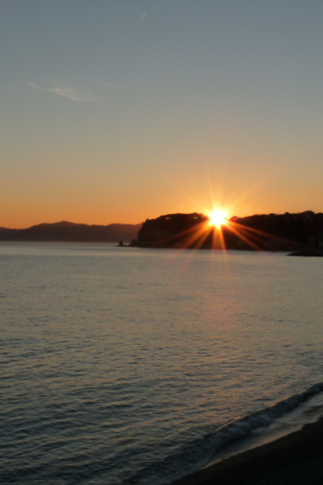 Закат над пляжем на курорте Челле Лигуре, Италия