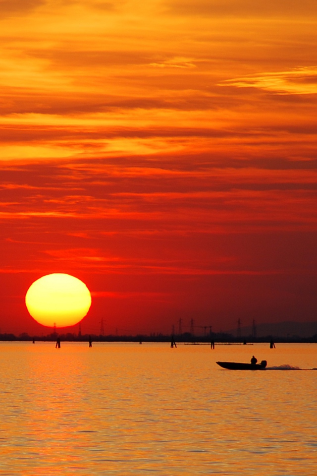 Закат над пляжем на курорте Лидо ди Езоло, Италия