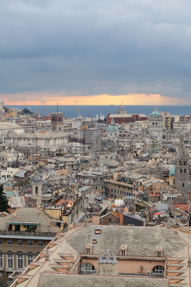 Закат над городом в Генуе, Италия