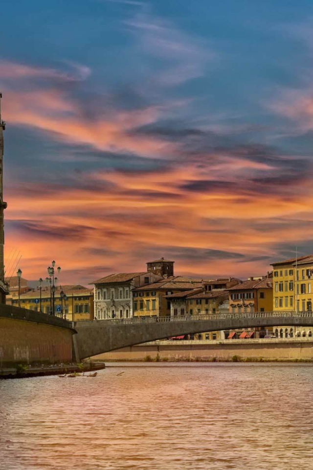 Закат над городом в Пизе, Италия
