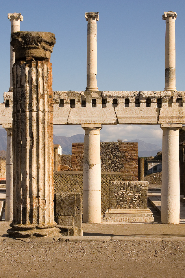 Руины храма в Помпеях, Италия