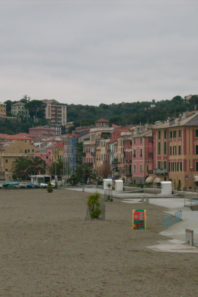 Пляж на курорте Челле Лигуре, Италия