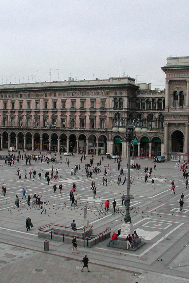 Центральная площадь в Милане, Италия