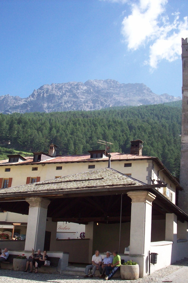 Башня с часами на курорте в Бормио, Италия