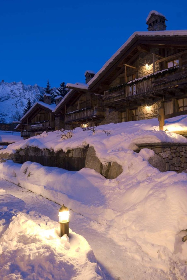 Гостиничные домики на горнолыжном курорте Курмайор, Италия