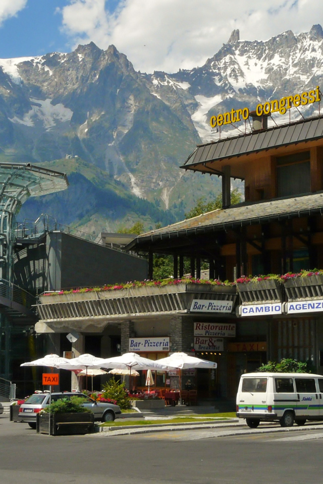 Главная площадь на горнолыжном курорте Курмайор, Италия