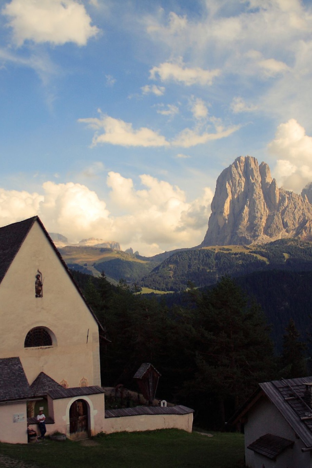 Старинная церковь на курорте Ортизей, Италия