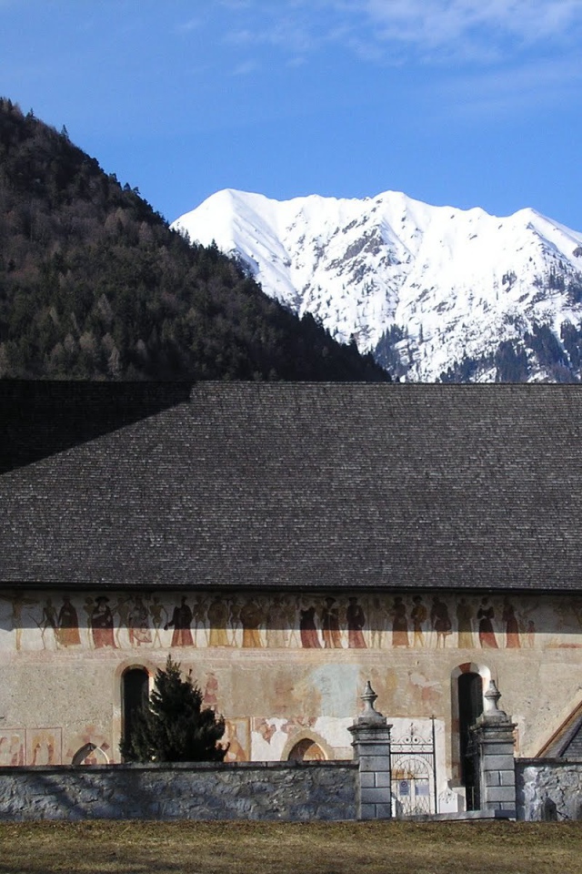 Старинная церковь на горнолыжном курорте Мадонна ди Кампильо, Италия