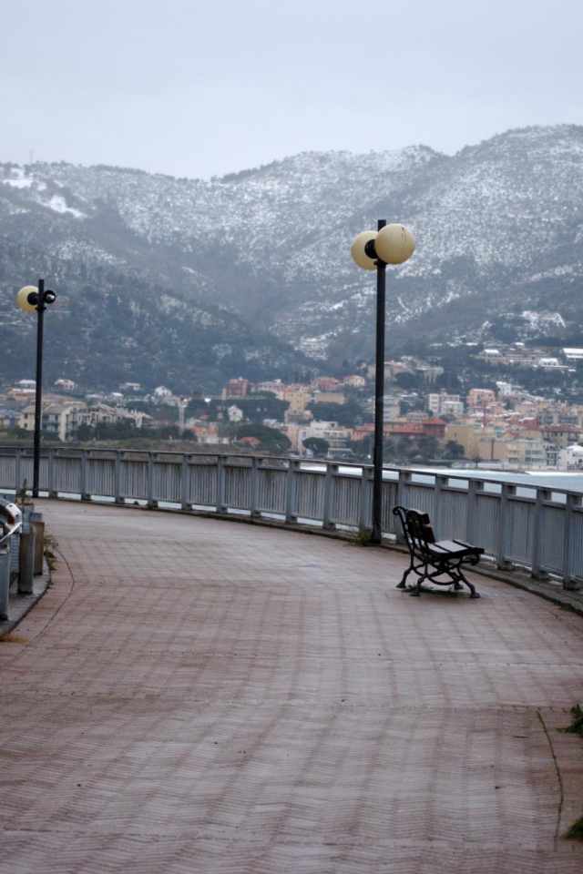 Дорога на побережье на курорте Споторно, Италия