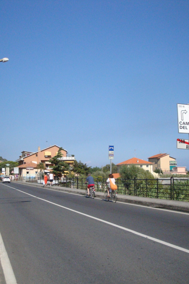 Дорога у набережной на курорте Сан Бартоломео Аль Маре, Италия