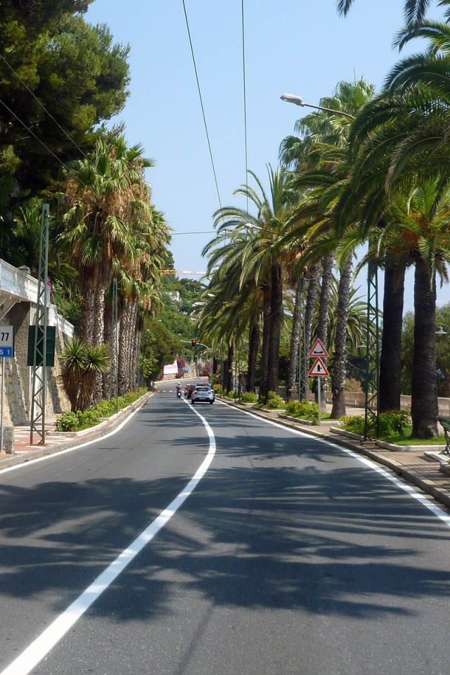 Дорога на набережной в Сан Ремо, Италия