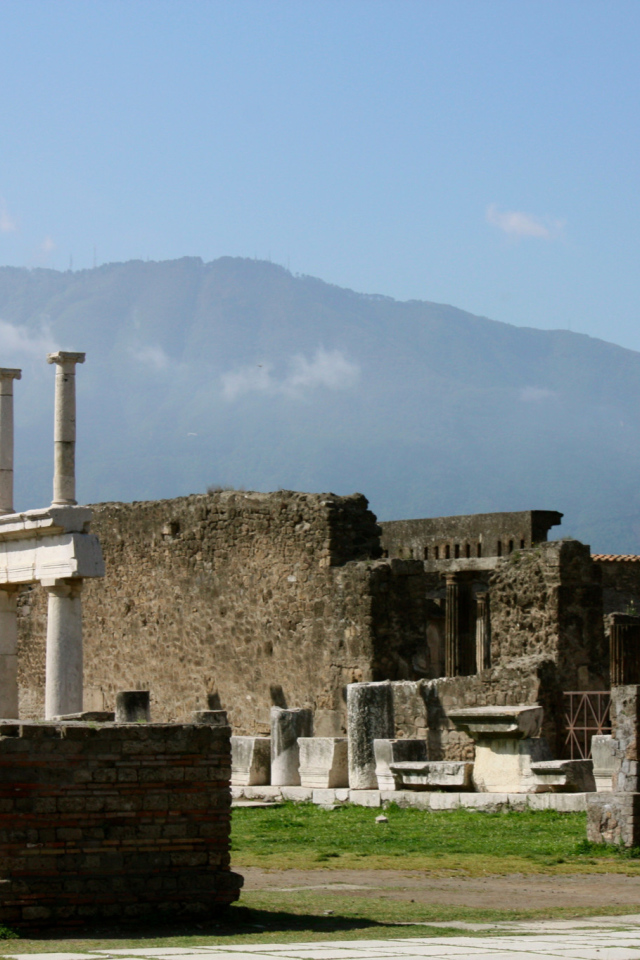 Руины Помпей на фоне гор, Италия