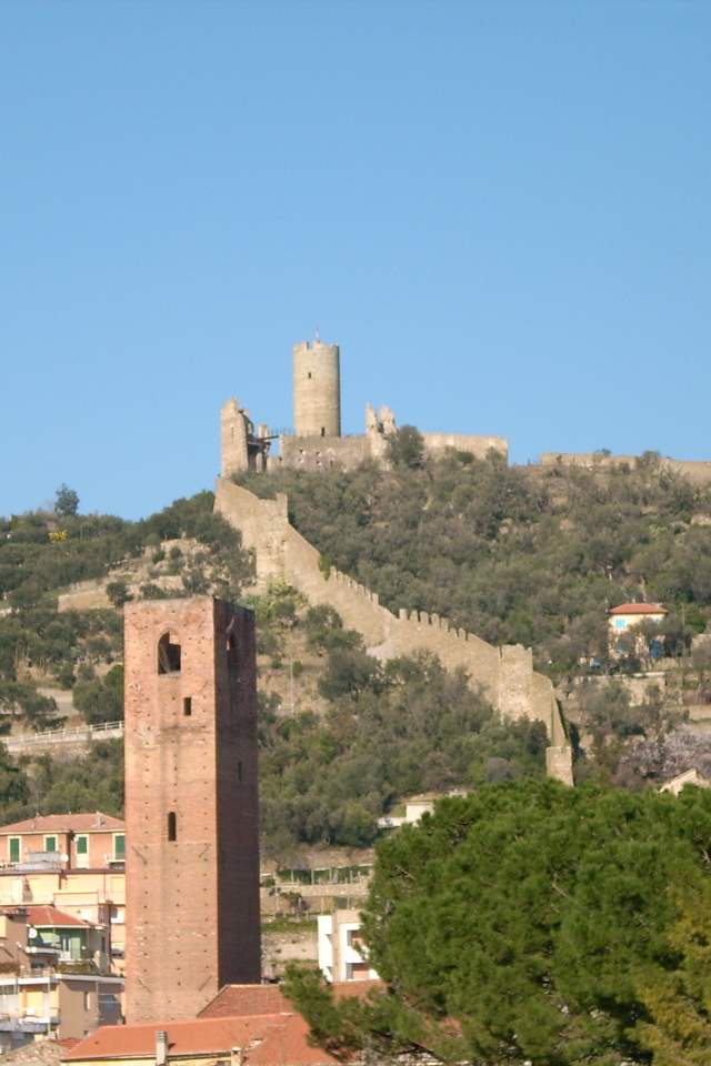 Башня на фоне крепости на курорте Ноли, Италия