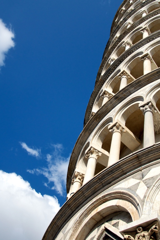 Башня на фоне неба в Пизе, Италия
