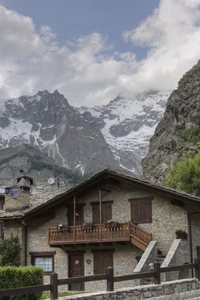 Городские дома на горнолыжном курорте Курмайор, Италия