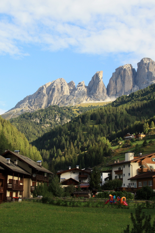 Городские дома на горнолыжном курорте Валь-Ди-Фасса, Италия