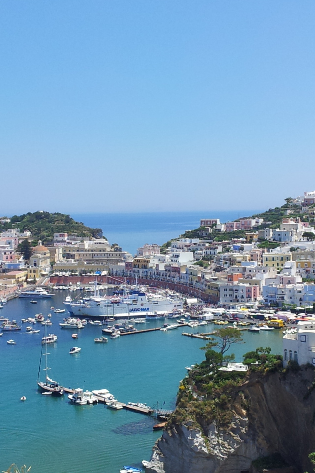 Город на берегу на острове Понца, Италия