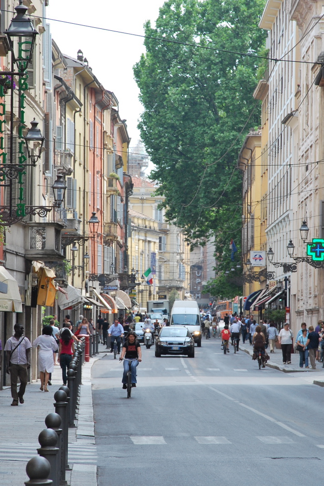 Уличное движение в Парме, Италия