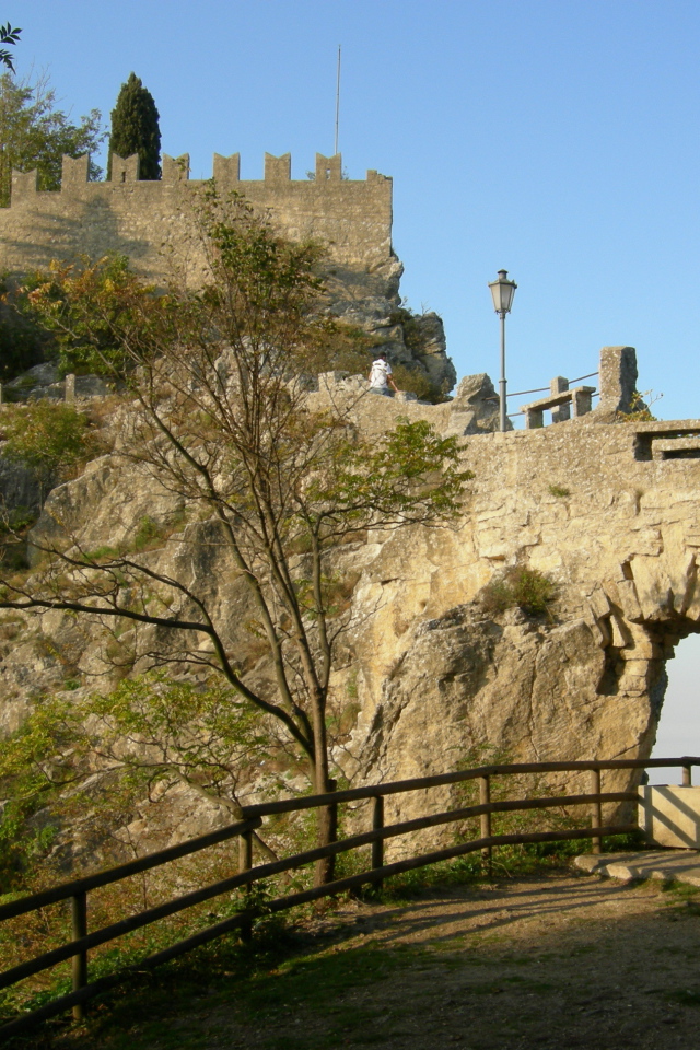 Деревья на фоне крепости в Сан Марино, Италия