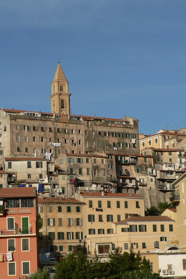 Городские здания на курорте Империя, Италия