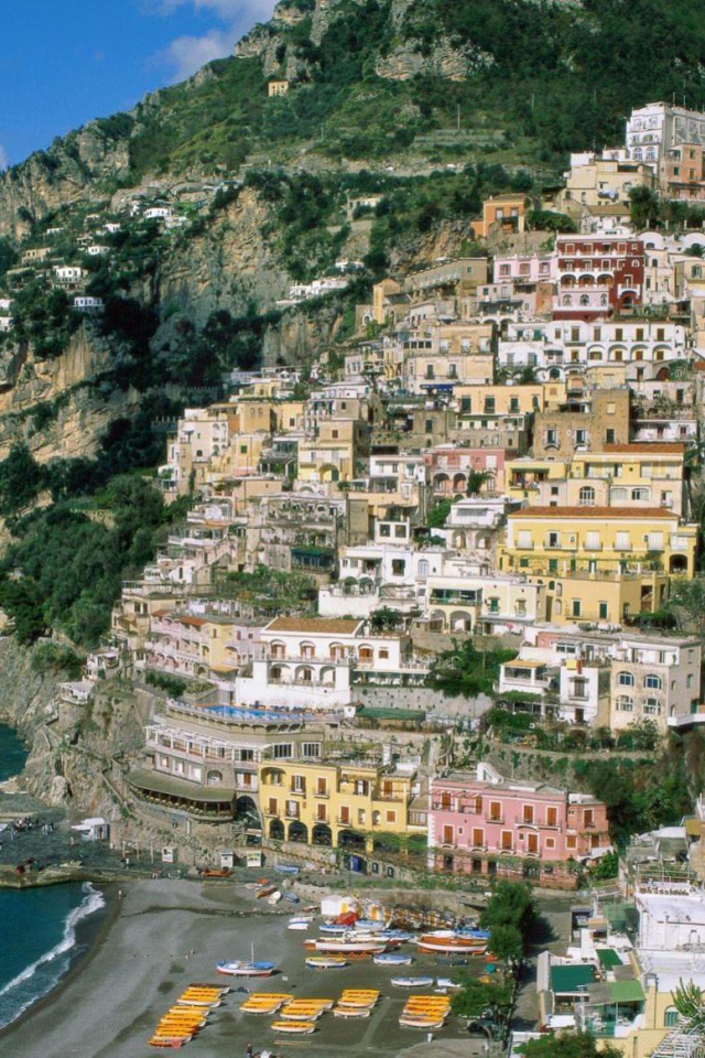 Городские улицы на курорте в Амальфи, Италия