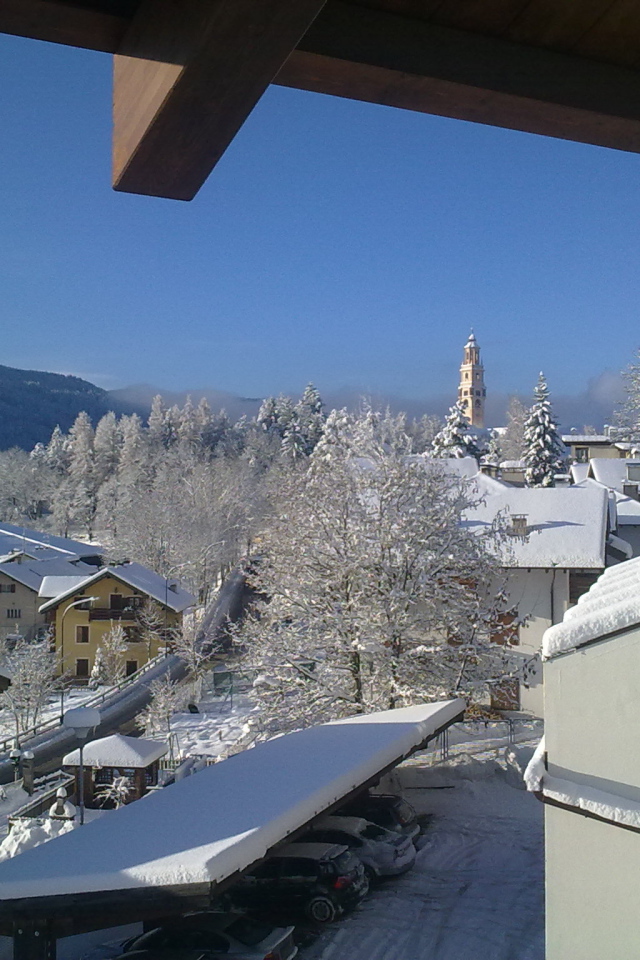 Вид с балкона на горнолыжном курорте Мадонна ди Кампильо, Италия