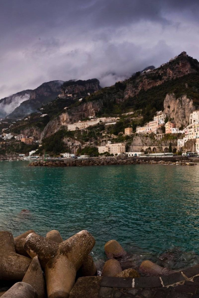 Вид с набережной на город на курорте Позитано, Италия