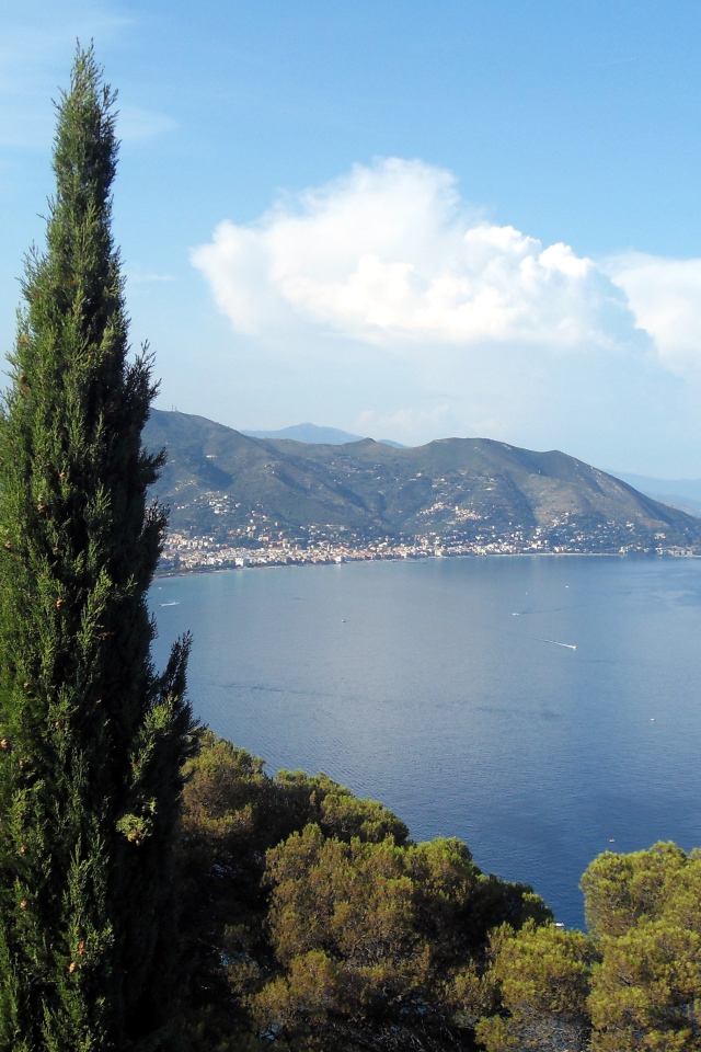 Вид с холма на курорте Алассио, Италия