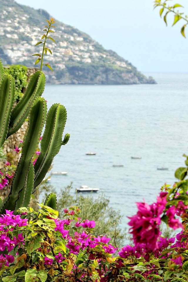 Вид со склона горы на залив на курорте Позитано, Италия