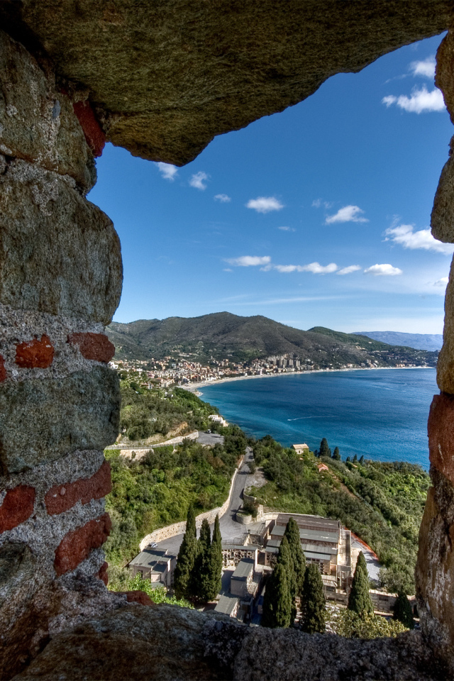 Вид через окно бойницы на курорте Ноли, Италия