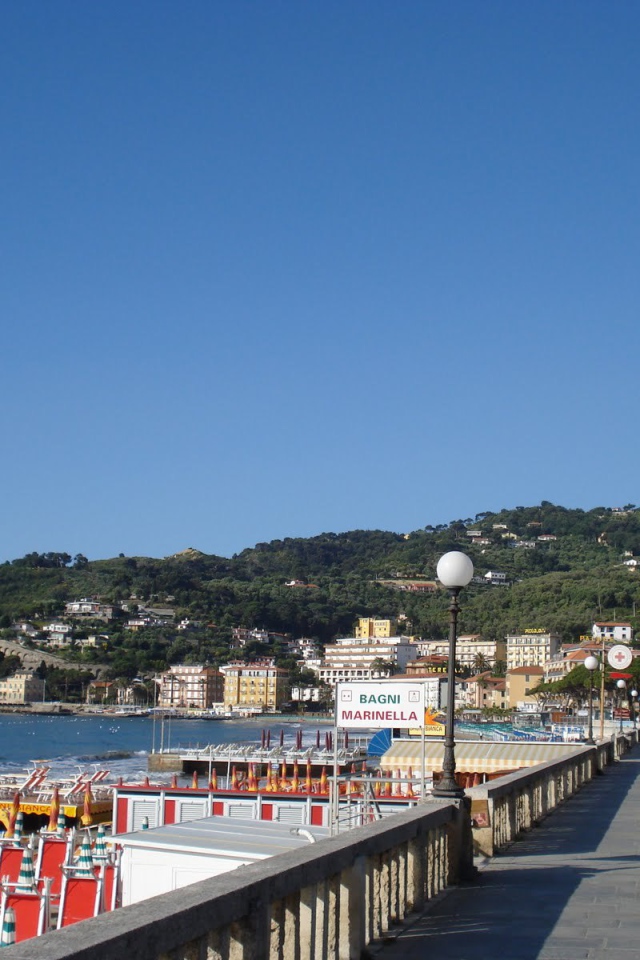 Прогулка по набережной на курорте Диано Марино, Италия