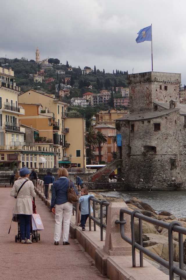 Прогулка по набережной на курорте Рапалло, Италия