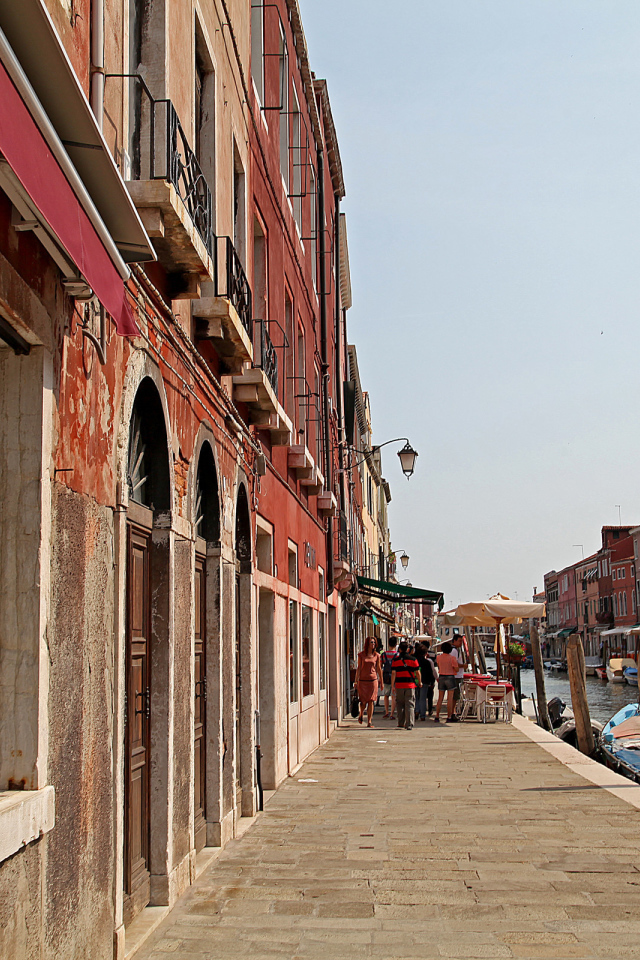 Прогулка по набережной на острове Мурано, Италия